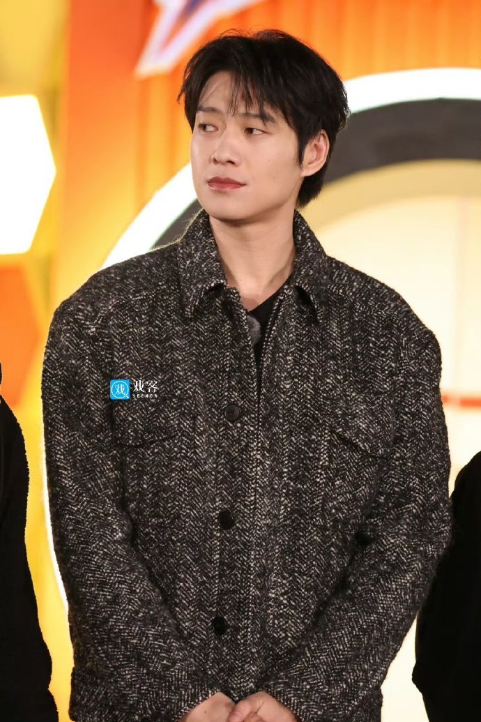 魏大勋唱青春修炼手册 周五晚高疯发布会名场面预定！魏大勋清唱青春修炼手册，肌肉记