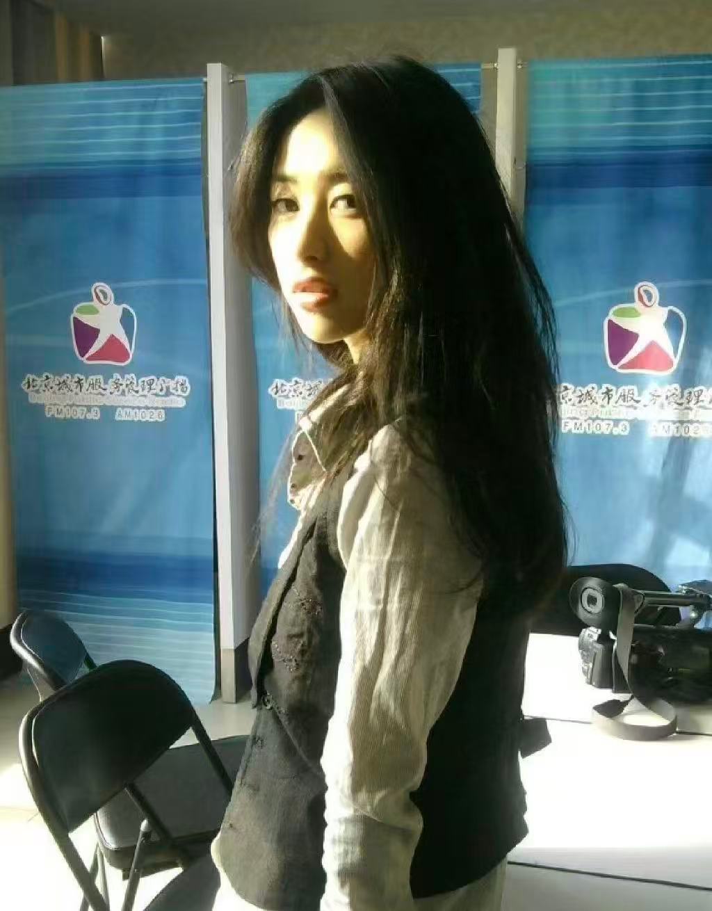 朱珠这和20年前有什么区别 看到对比图只想说：姐姐，你是吃了保鲜膜吗？ 