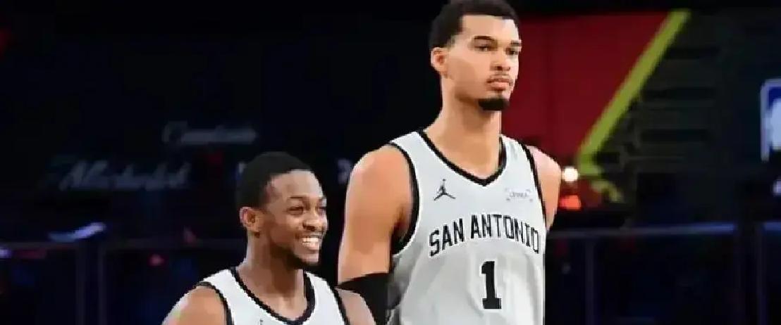 票卖光了。二十四小时，一场季中赛决赛门票抢空，热度居然压过了总决赛。
 
拉斯维