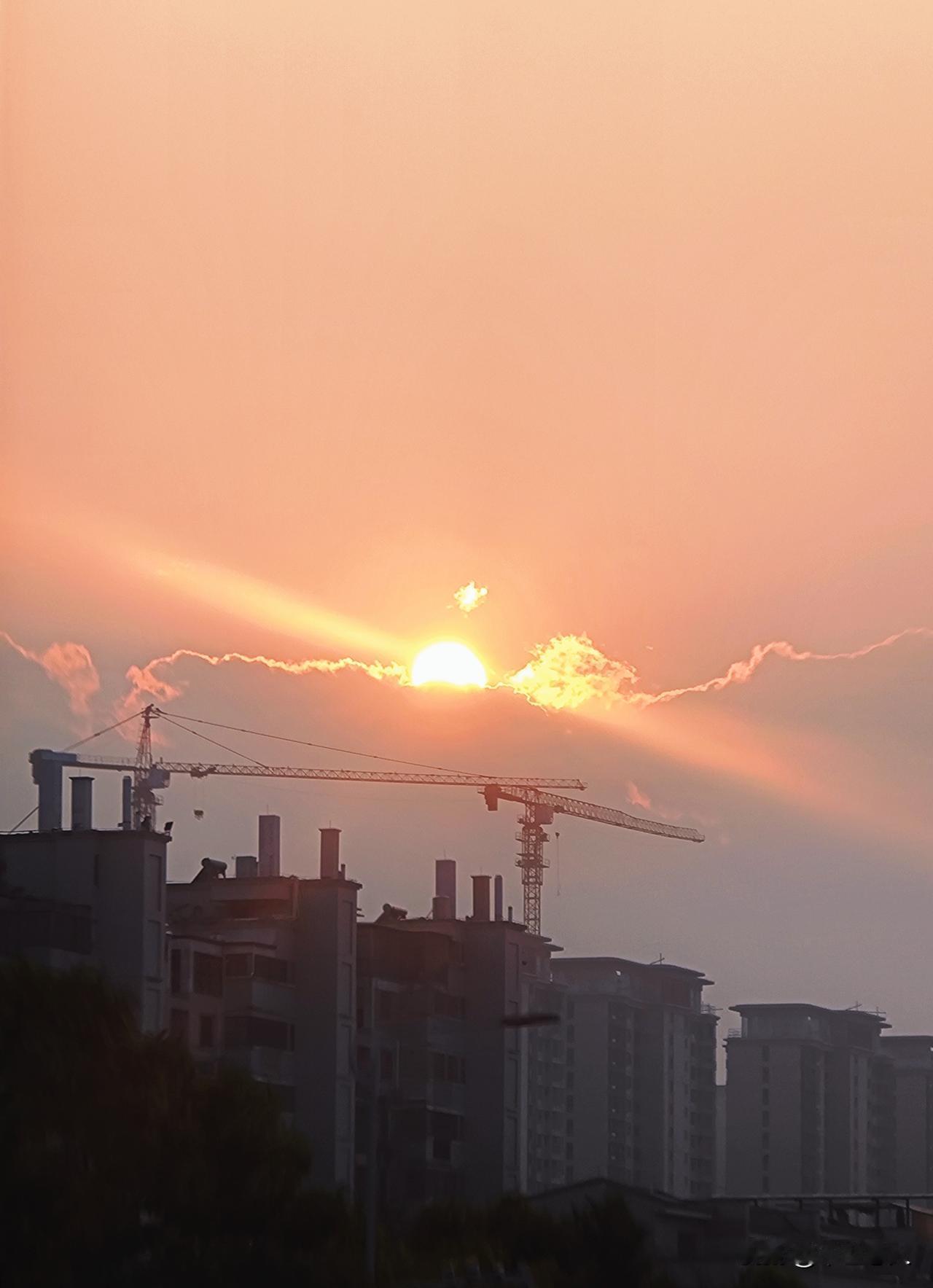 日暮城楼影，霞光映塔尖。
高楼落日 分享一张你最近随拍的照片 分享随手拍的美照 