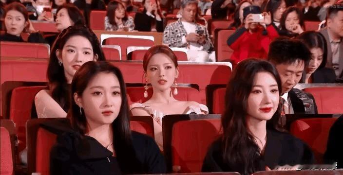 “关晓彤和毛晓彤两个人都没想到明明她们是一线大明星居然被后面的杨超越给秒了！
杨