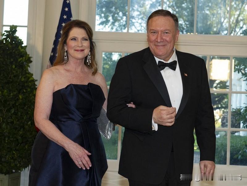 嘿，这希拉里和蓬佩奥凑一块批特朗普，真是活久见！希拉里出席活动警告，中美俄“三分