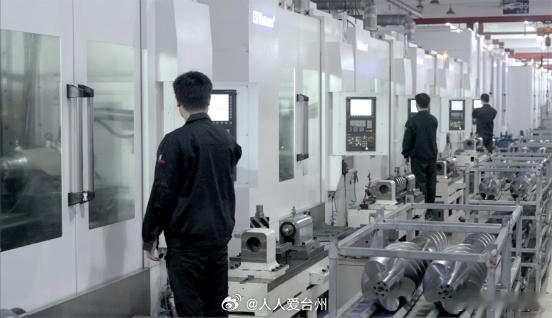 【科创攻坚台州这家企业正攻坚工业母机 】在台州椒江一企业的精密加工车间里，一台正