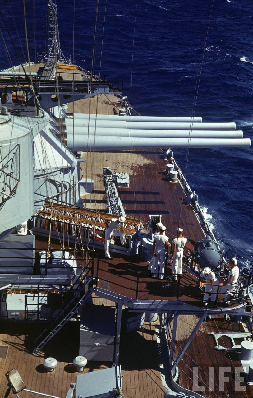 太平洋舰队演习中的爱达荷号战列舰彩色照片。
时间大约为1940年，地点位于夏威夷