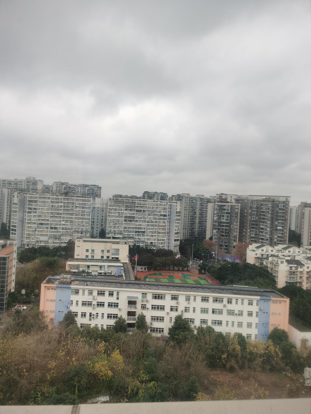 成都今日这天，
简直和气象数据杠上了！
预报5°，可实际体感比北方的零下5°还猛