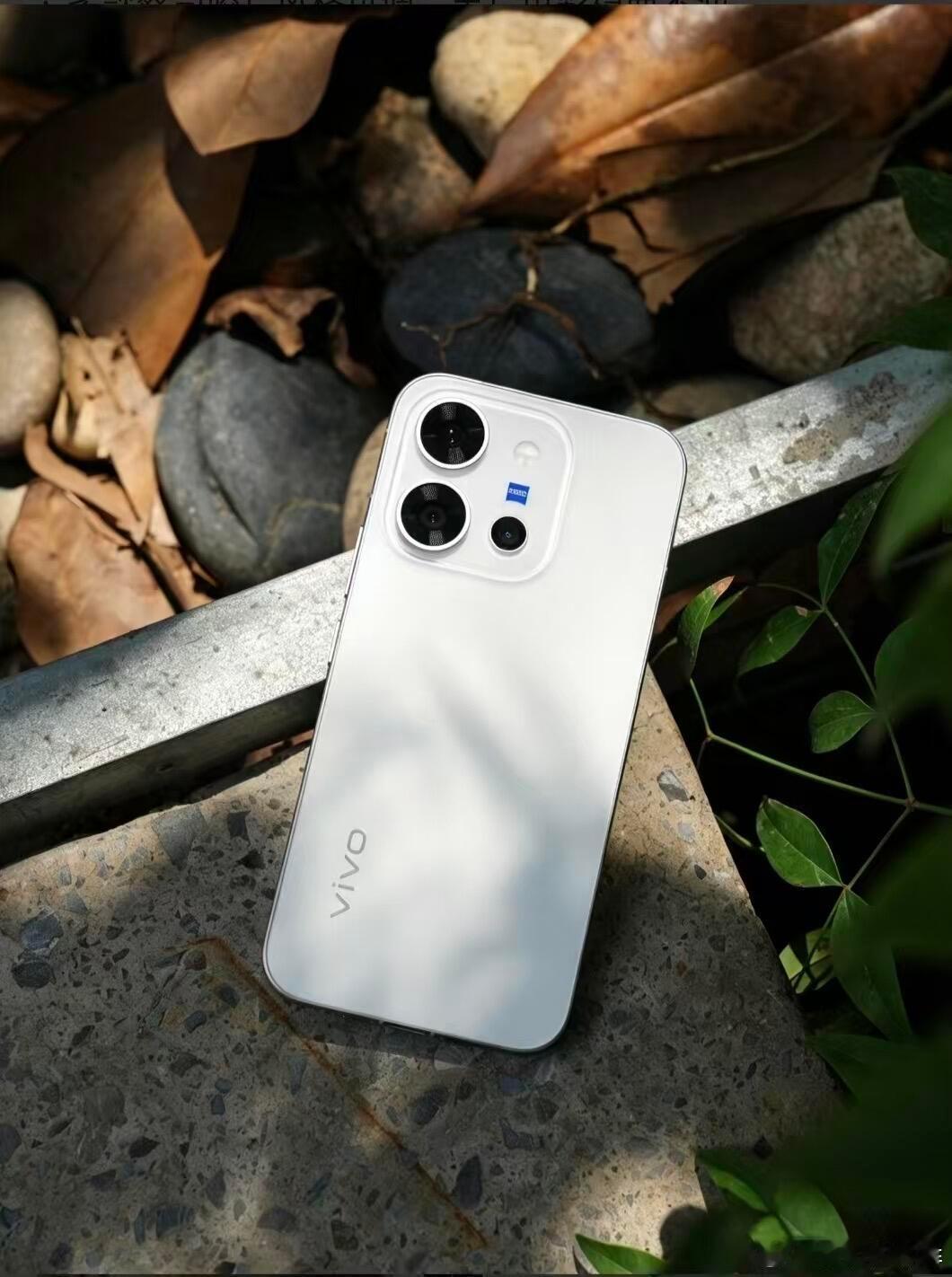 vivo X300 E 这块月光白，我愿意用三年真的，夏天拿白色手机出门，心情都