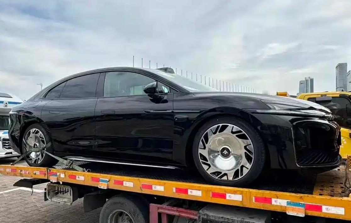 昊铂A800实车！外观挺帅，运动大气又不过分激进，前脸线条很有雕塑感，尾灯修长好