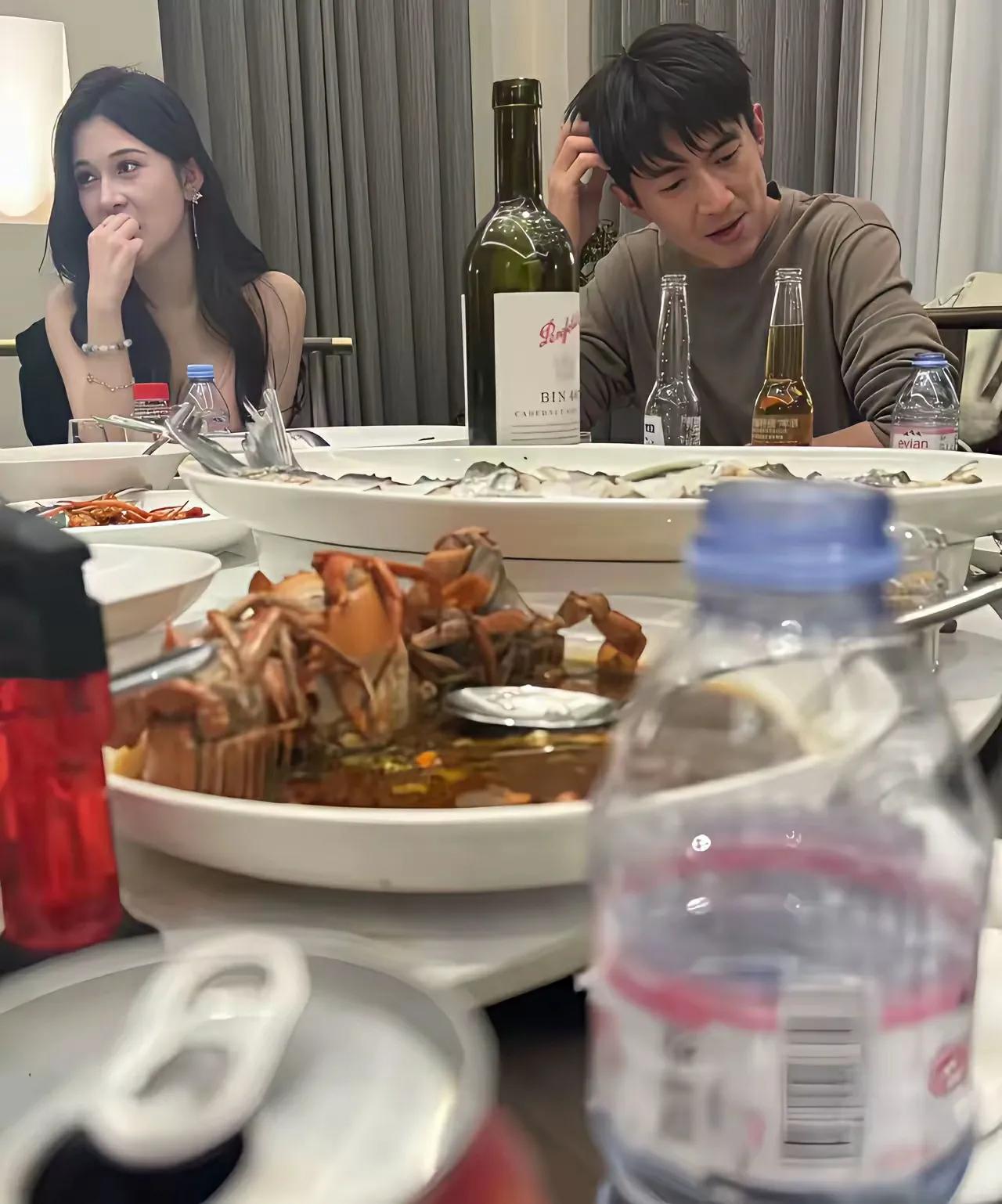 林更新挠头这一幕看起来真的太逗了[我想静静][我想静静]

还有他身边的那位美女