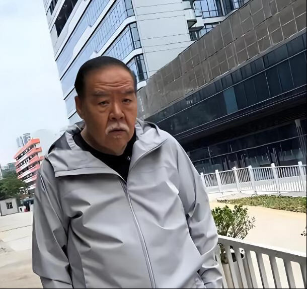 人人都骂周润发不借钱给破产的郑则仕太无情，却没人看懂刘德华的手段才叫真厉害，他让