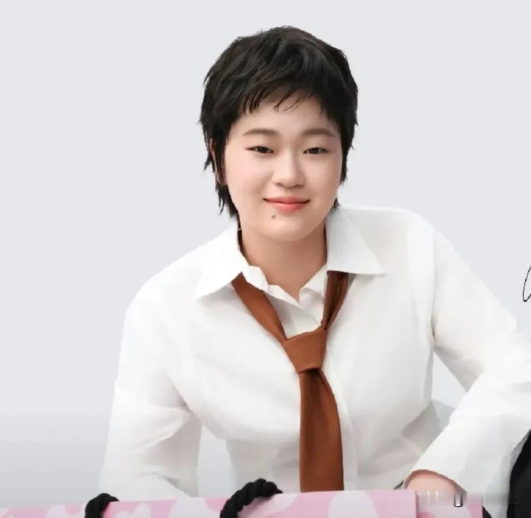 19岁全红婵，高调官宣！

8月3日，全红婵又被推上热搜了！
这次不是因为跳水比