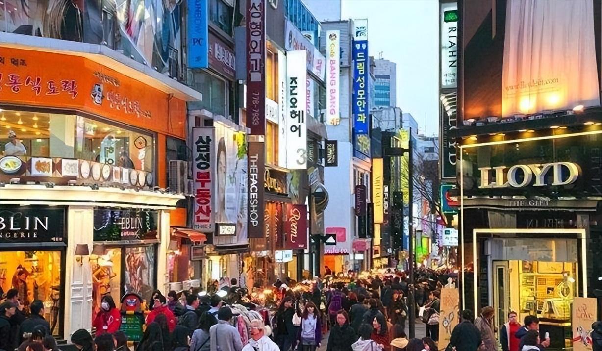 韩国华侨敲锣打鼓迎接新中国外交官时，有人突然指着明洞二街27号的老建筑红了眼。