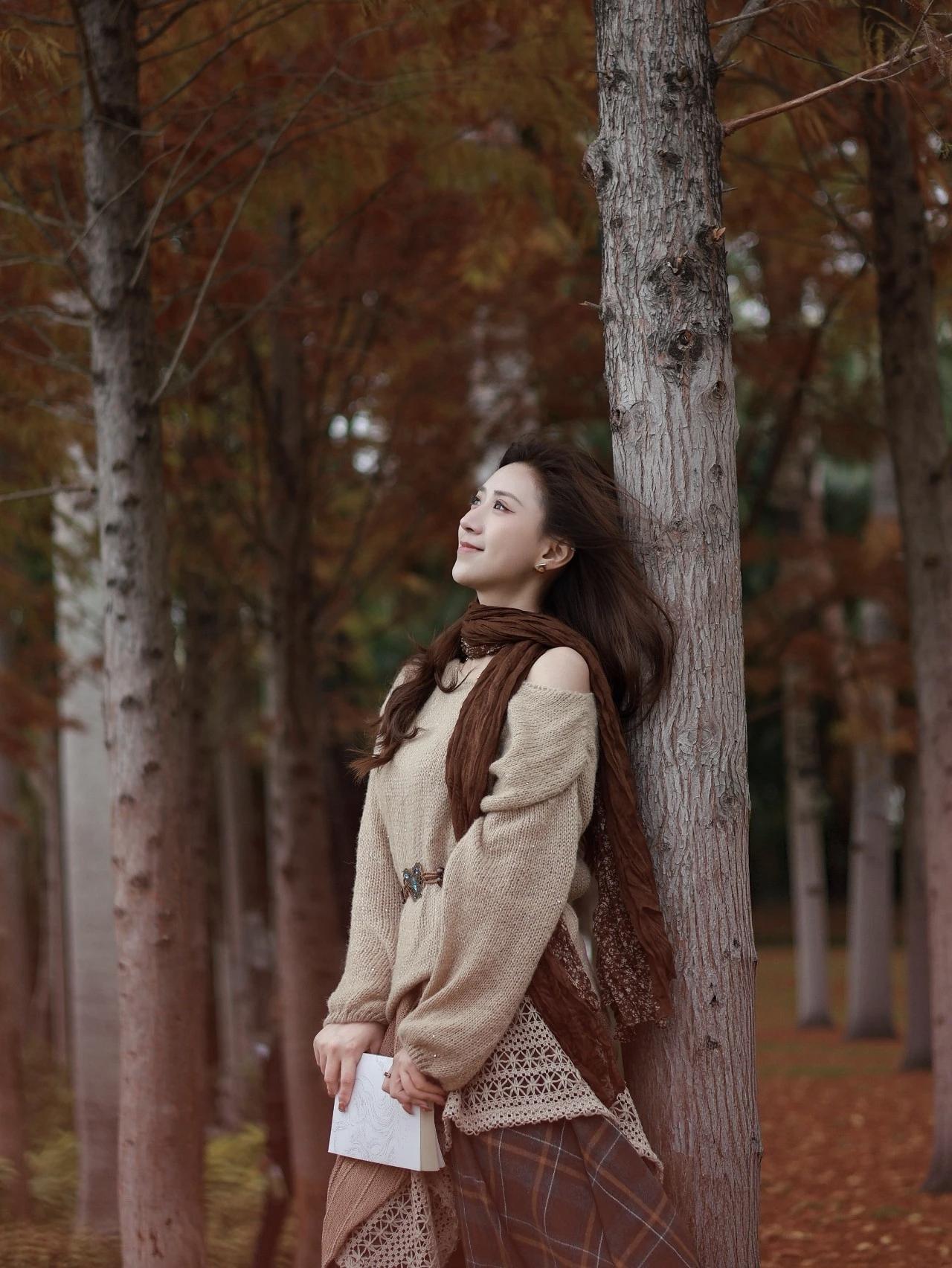 户外写真系列/完美的穿搭风格，秋日森林中的温柔少女，落叶飘舞，心旷神怡。什么样的