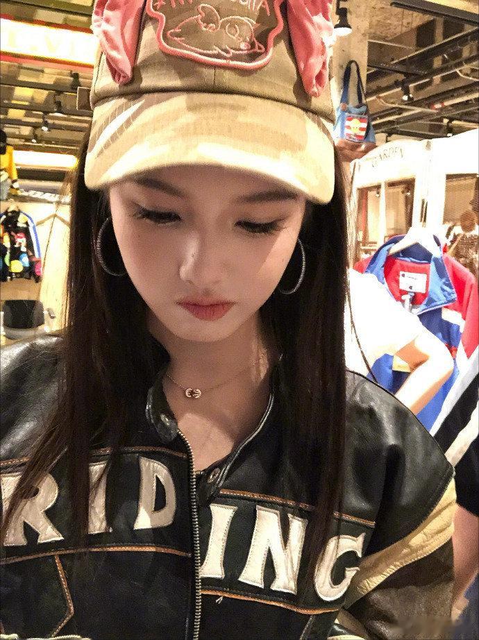 艾米这还是我认识的甜妹吗 上一秒还是软萌甜妹，下一秒就变复古酷姐，艾米这风格跨度