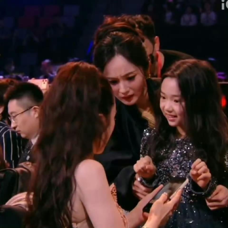 杨幂让我终于找到了董璇的一个弱点，她这个女生太可怕了，年轻的时候就是童年白月光，