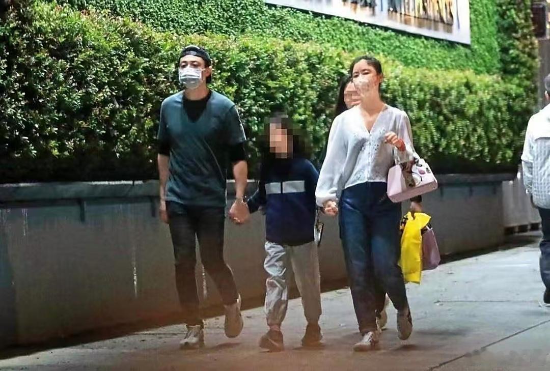 霍建华林心如一家三口出行好温馨，当初被嘲“奉子成婚”，现在看人家感情很好啊。 