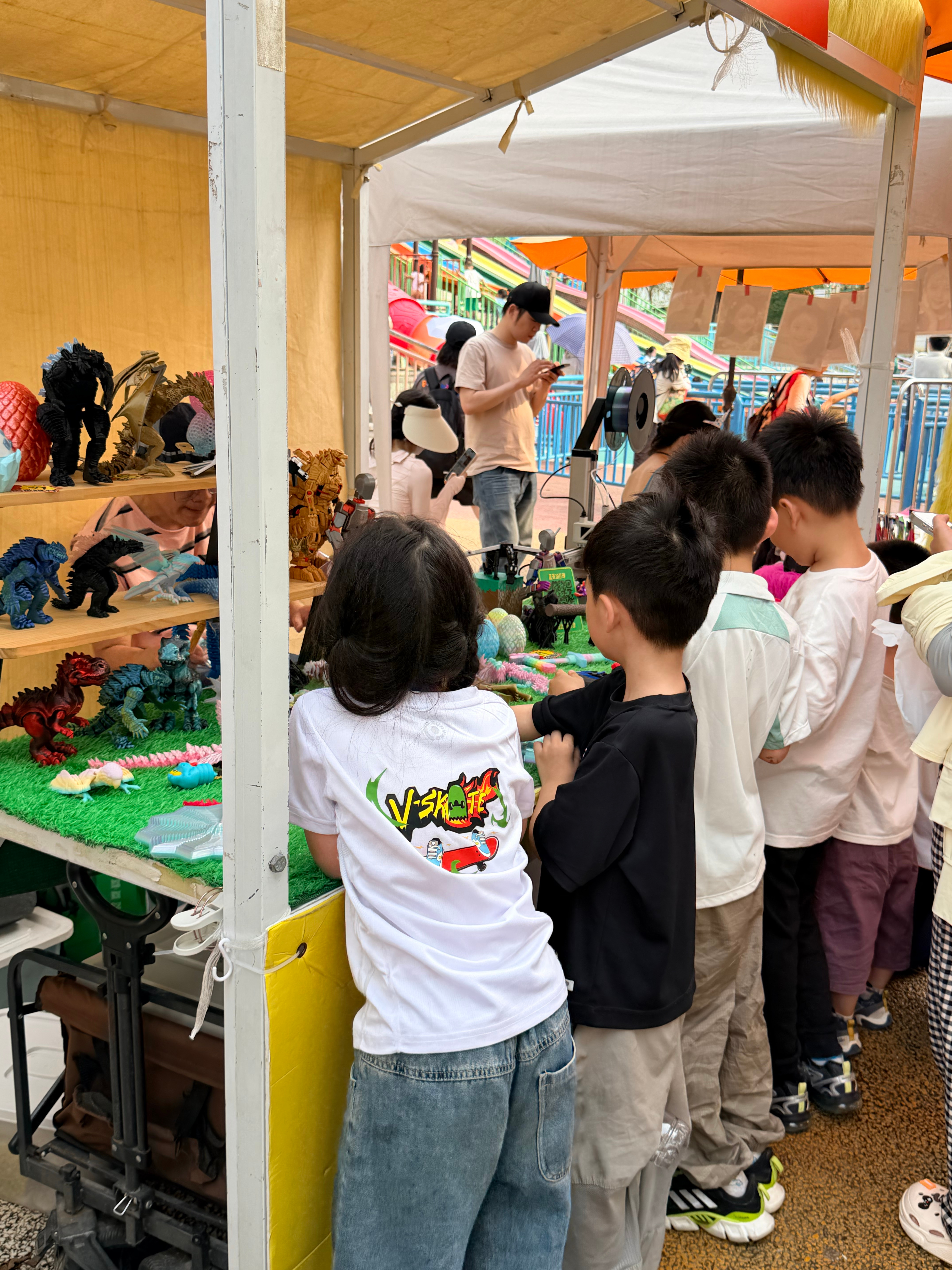 买个拓竹A1就可以到公园摆摊做生意了，小朋友都很喜欢，拉都拉不走，这一把伸缩剑4