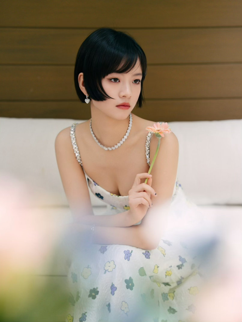 李庚希亮相戛纳电影节《峡湾》首映红毯 ，穿了一条Miu Miu定制礼服裙，满铺的
