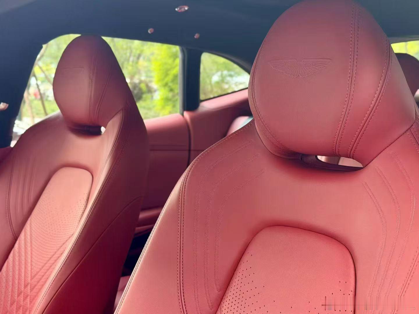 阿斯顿马丁 DBX S6  加急寻伯乐、外观：赛车级车漆海滨蓝，内饰：全真皮高贵