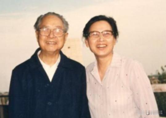1956年，开国中将迎娶小姨子，岳父得知后直言：两女一婿，甚好甚好
 
成均，出