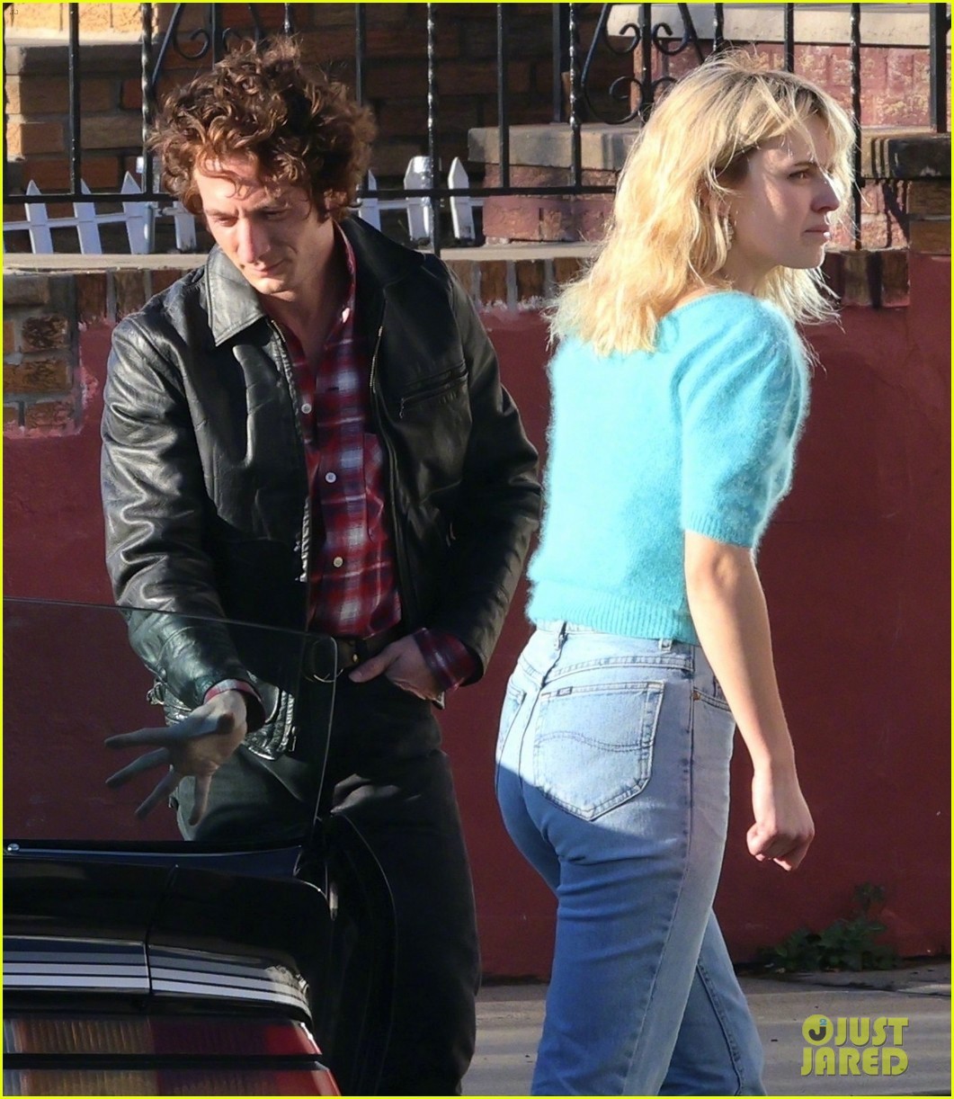 杰瑞米·艾伦·怀特 (Jeremy Allen White)现身美国摇滚歌手布鲁