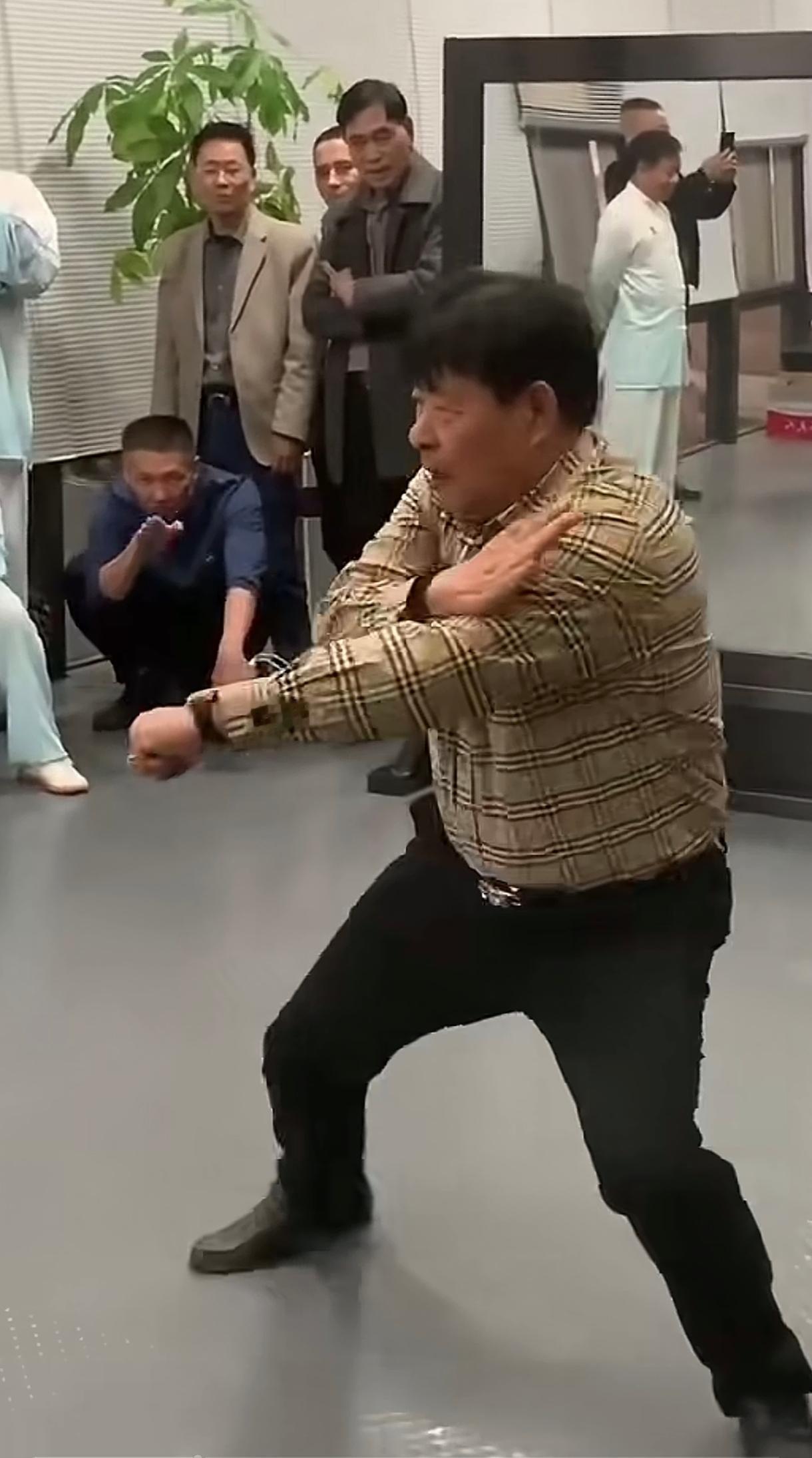 真没想到特步公司的老板竟然还是个练家子，现在虽然年纪大了，身材臃肿，但一套泉州南