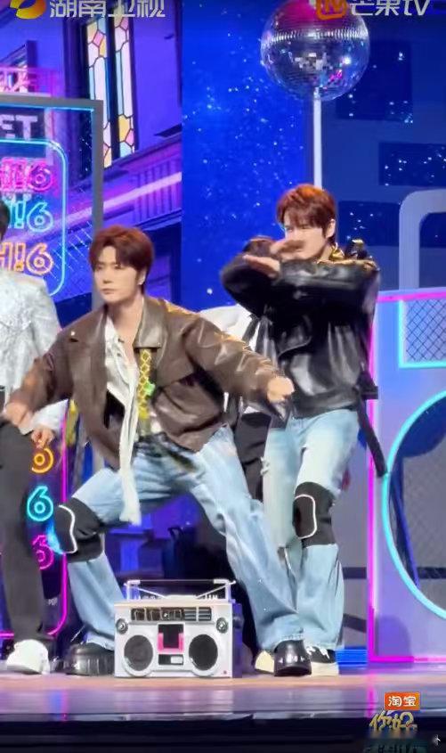 张远陆虎舞蹈基础动作就不基础 你好星期六 舞台上，张远和陆虎跳《D.I.S.C.