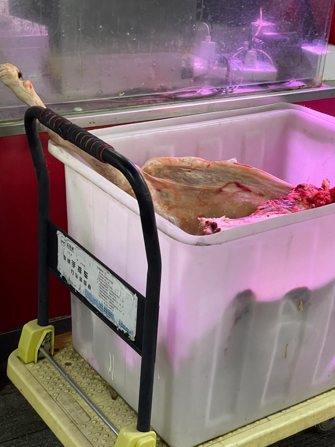 农贸市场有个羊肉摊，羊肉特别贵，62块钱一斤后腿肉，今天我问了一下带骨头4 5块