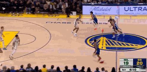 状态火热！今天开局库里连得7分！
在今天NBA常规赛勇士对阵雄鹿的第一节比赛初，