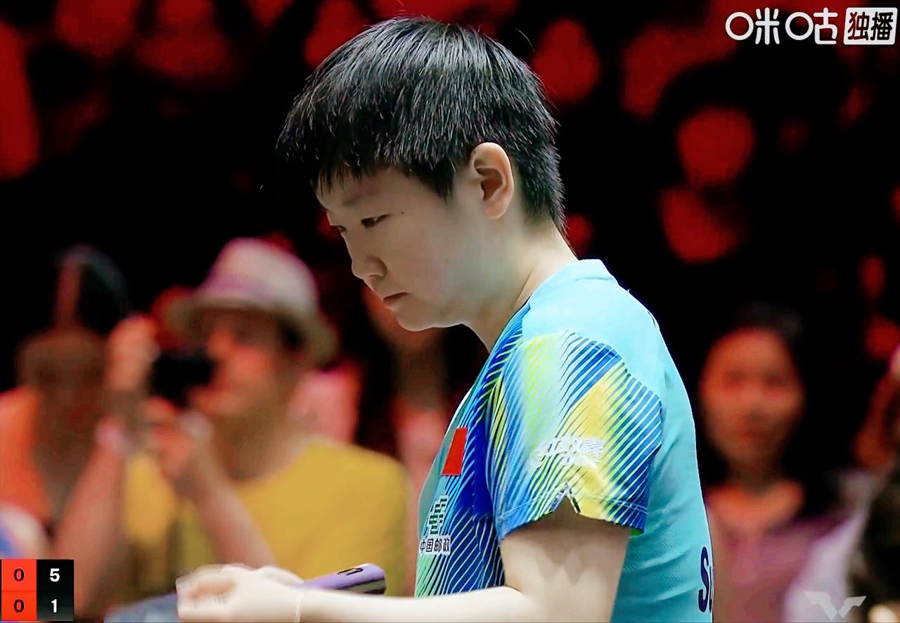 侯英超说：石洵瑶发短球，和孙颖莎2:8开。
结果石洵瑶发长球，
莎莎11:2赢了