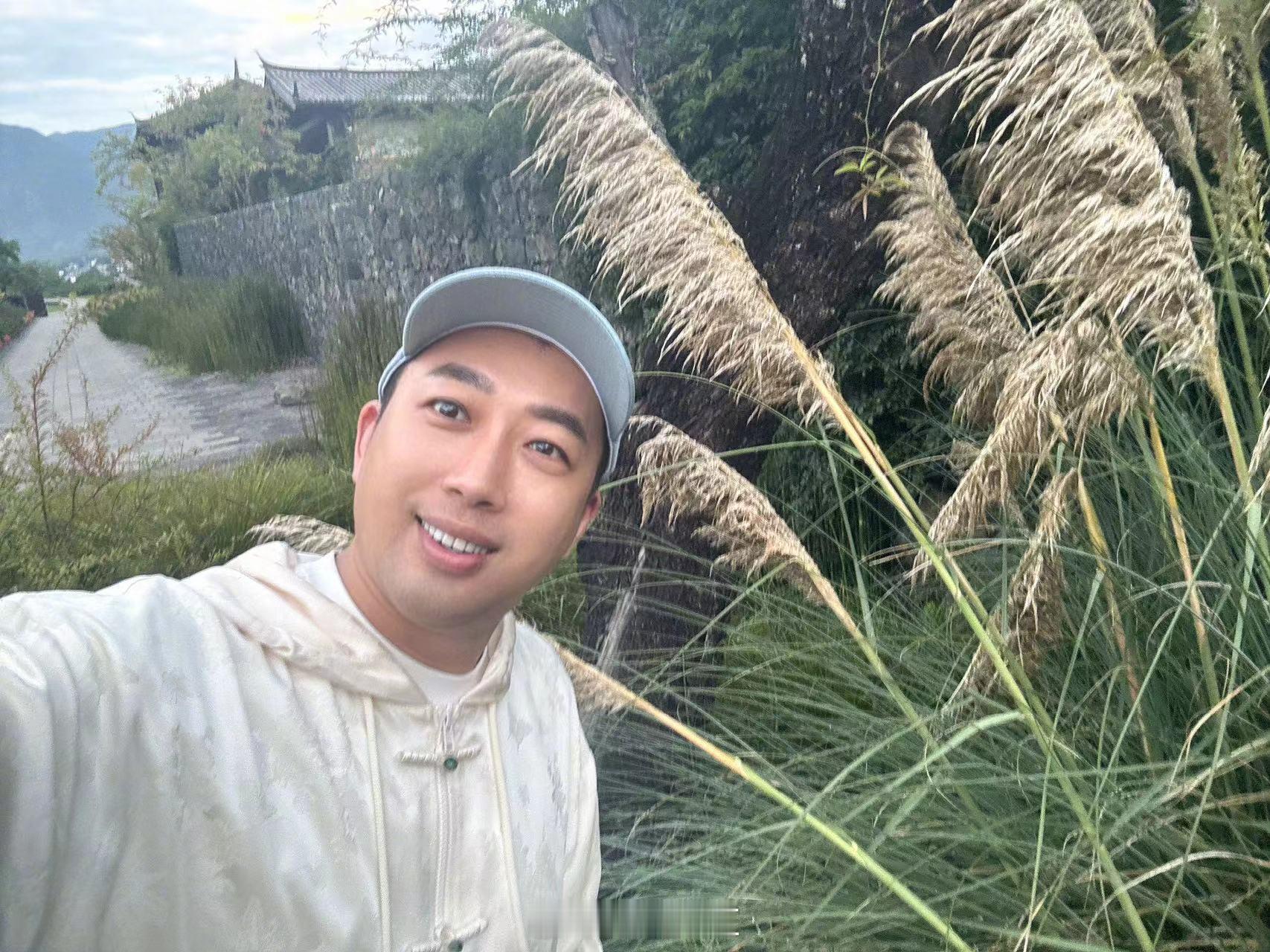 #于正说给吴谨言辟谣是保护隐私##于正回应给吴谨言辟谣#  从于正的回应来看，他