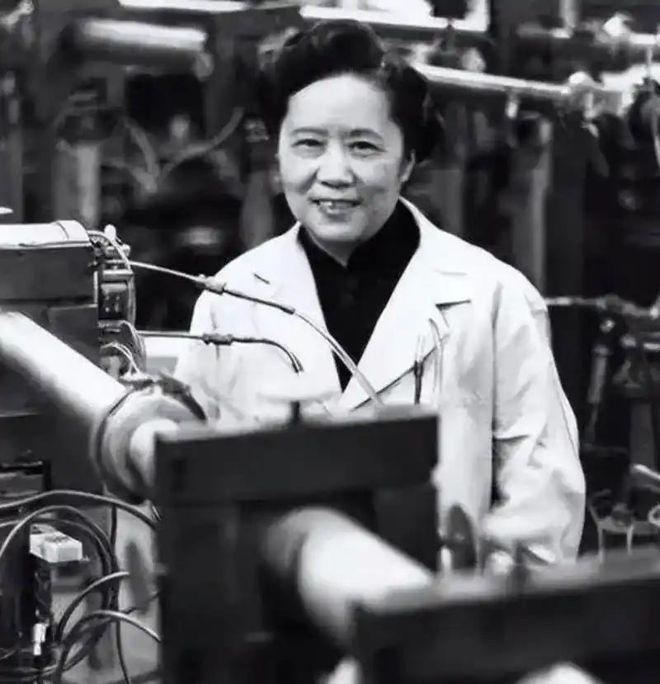 她帮美国造出原子弹，37年后回国见到总理，开口却说：我找不到父母坟了！总理听完当