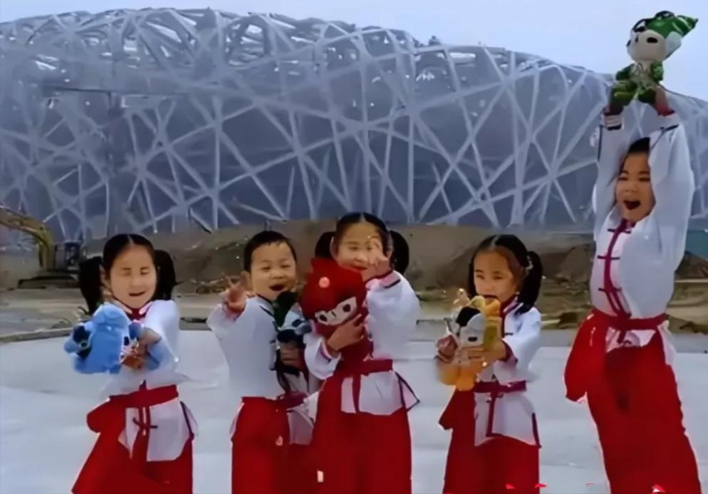 2002年，河北的一名孕妇拼死生下了五胞胎，可19年后这位妈妈却说，如果有得选择