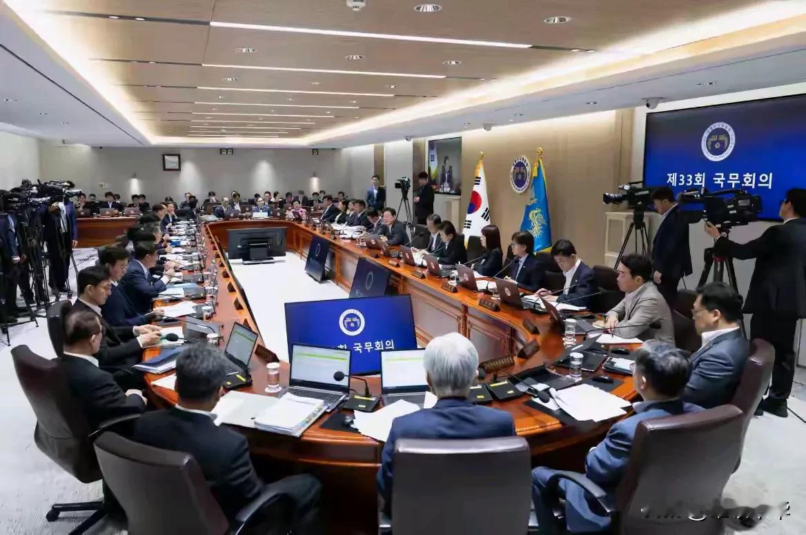 “高层决策不设防”是韩国新任总统李在明的英明之举，内阁会议向媒体及群众开放，不暗