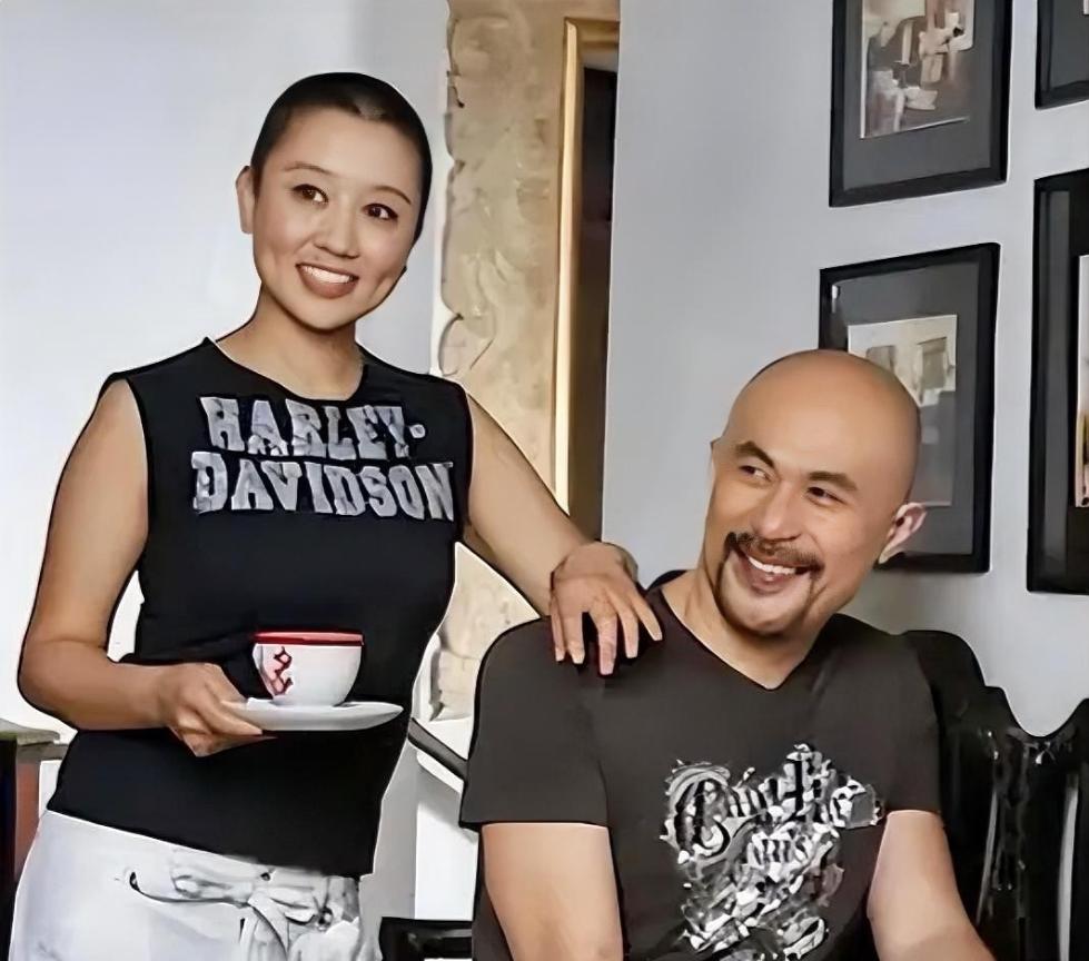 1994年，演鳌拜的徐锦江去云南拍戏，路过机场瞧见一队女兵，其中有个特漂亮。他箭