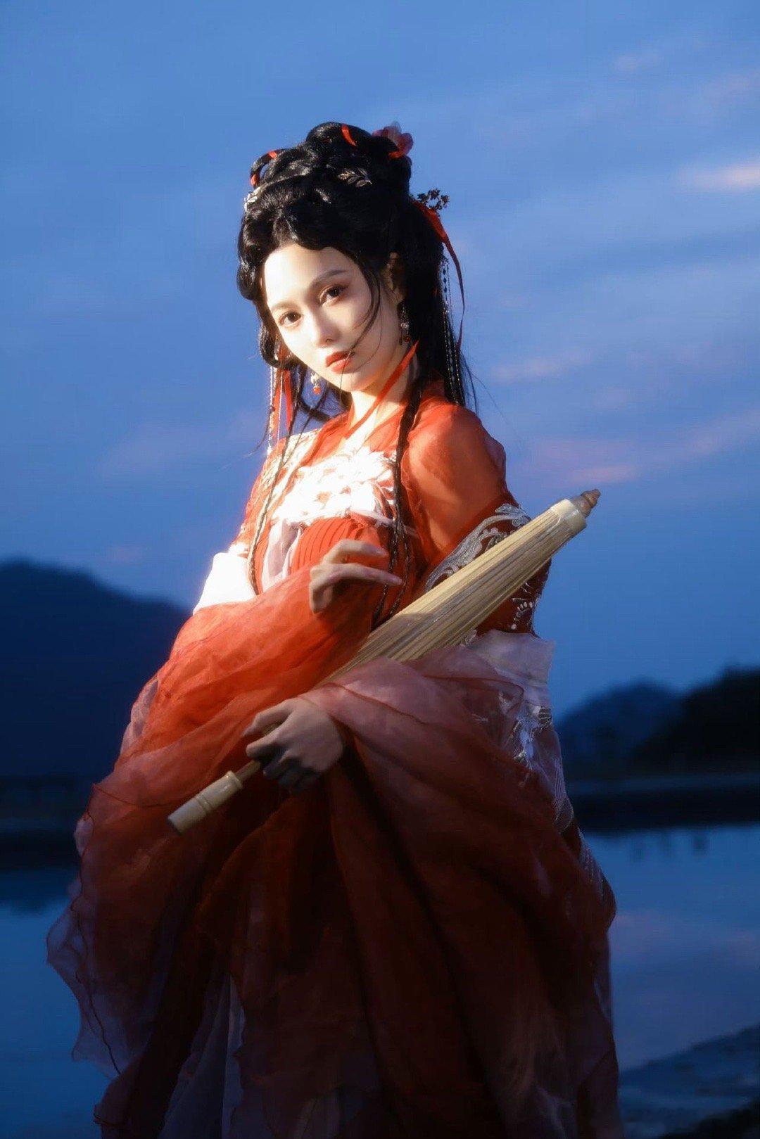 大黄丫头的热情冲破地球！撩汉技能点满，言语暧昧肢体大胆，和对手戏演员CP感拉满，