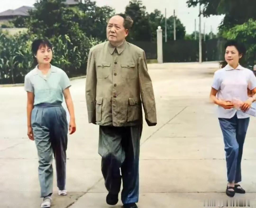 毛主席晚年病重，还不忘年轻人过年喜欢热闹，让他们找鞭炮放。

翻开一张张珍贵的历