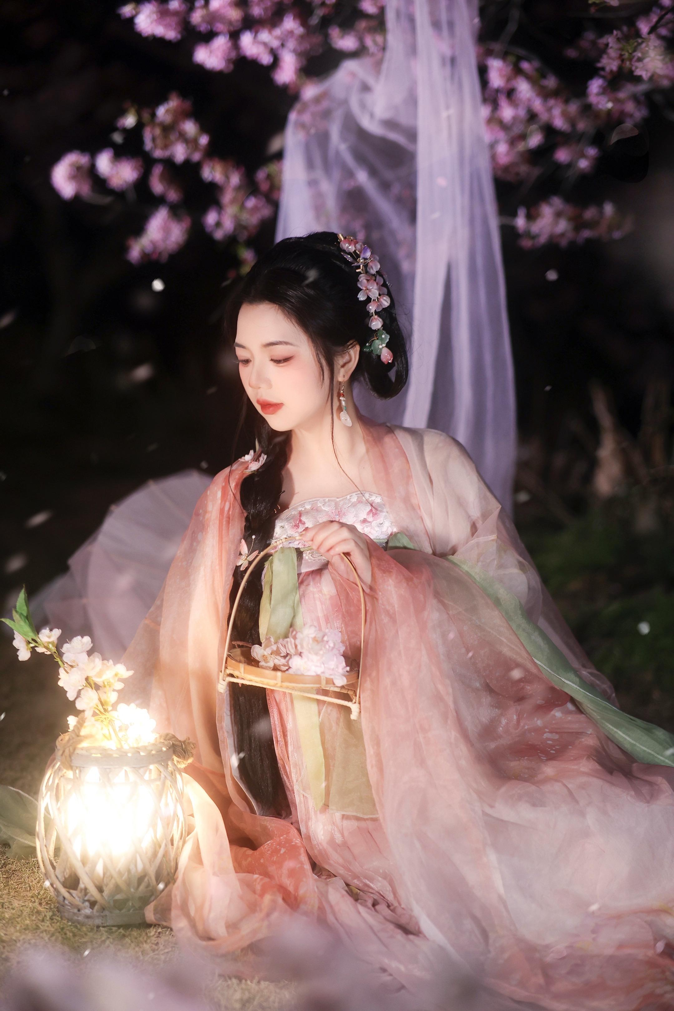 樱落香满袖，灯洒美人归|客。