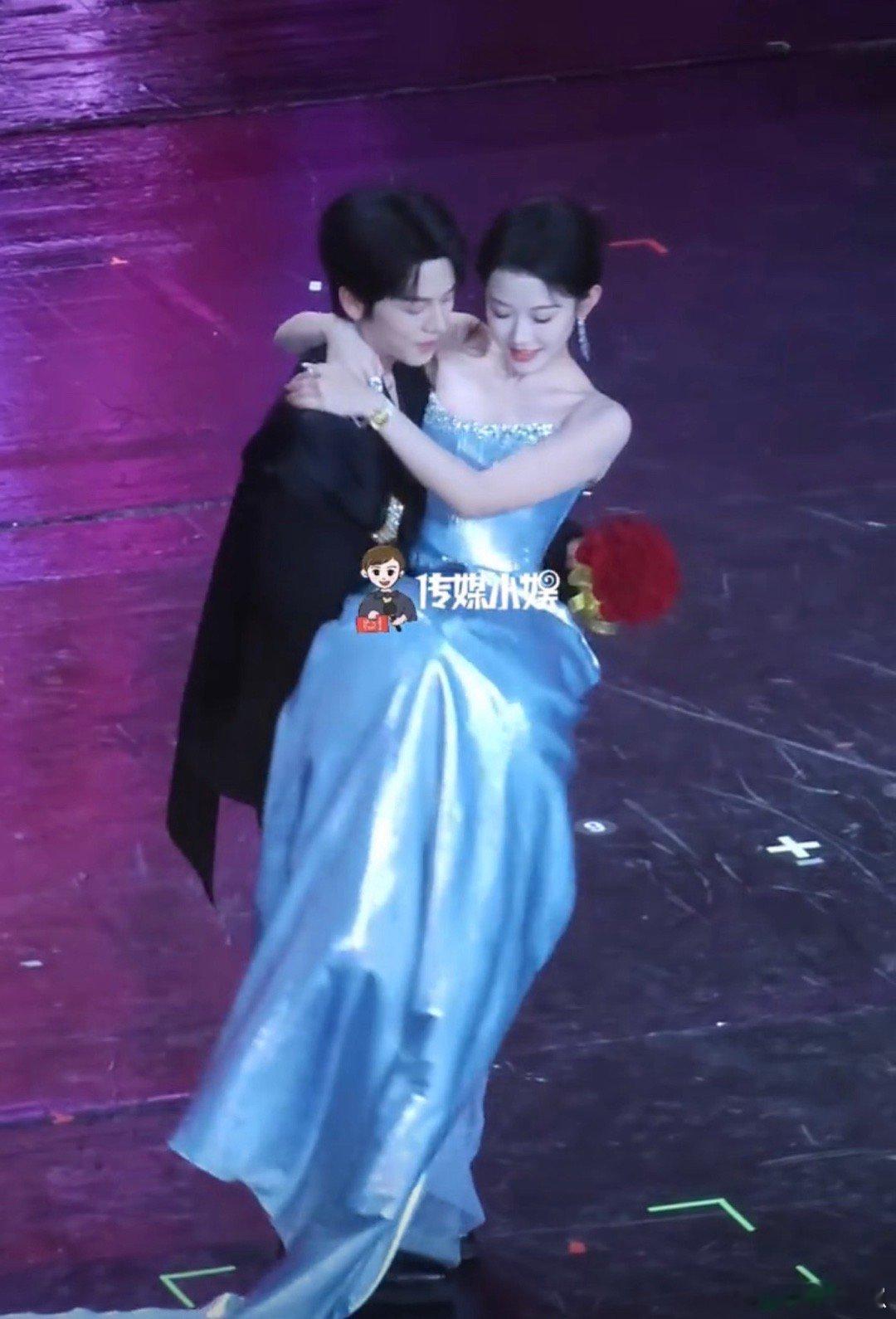 曾辉韩雨彤公主抱 被曾辉韩雨彤的公主抱甜晕了！瞬间尖叫出声，这满满的粉色泡泡，甜