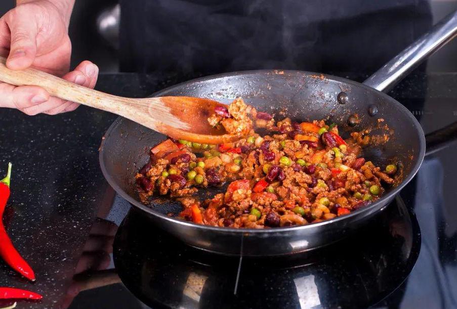 62岁大妈晚饭后肾衰竭去世？医生痛心：炒菜时再懒也别省掉这一步

