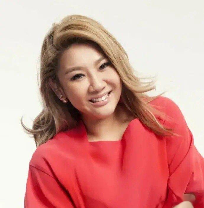 #李玟重病时仍在关心郑欣宜#郑欣宜，再爆大瓜！7月7日，郑欣宜突然冲上热搜，港媒