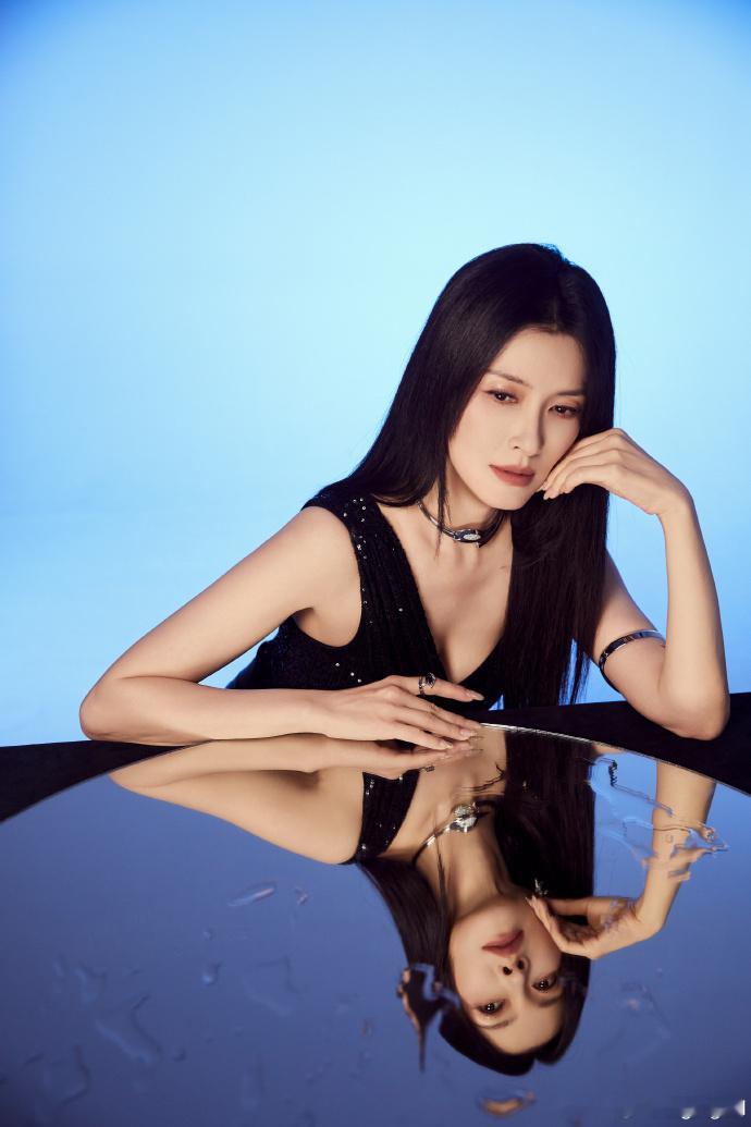 徐洁儿核心出装是脸徐洁儿有古早街拍那味了徐洁儿核心出装是脸，有古早街拍那味了，期