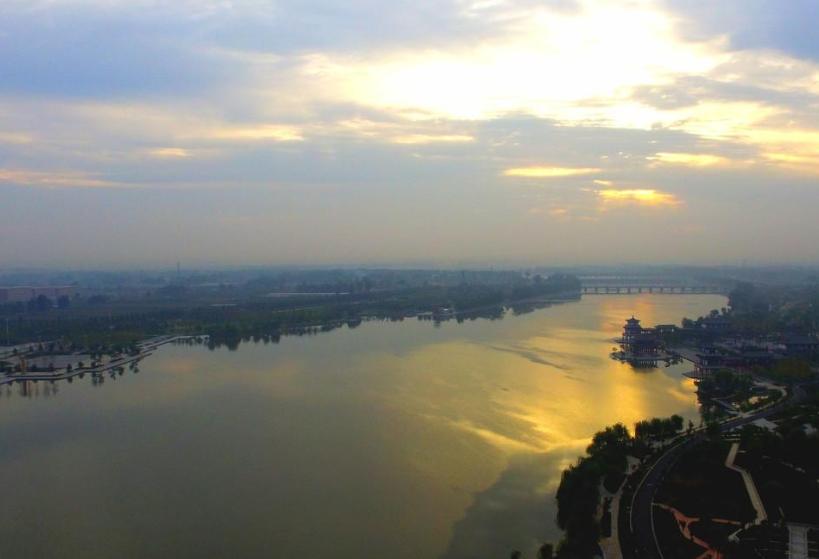 品读《山海经》549——《神州江湖》泗水
原文：
泗水出鲁东北，而南，西南过湖陵