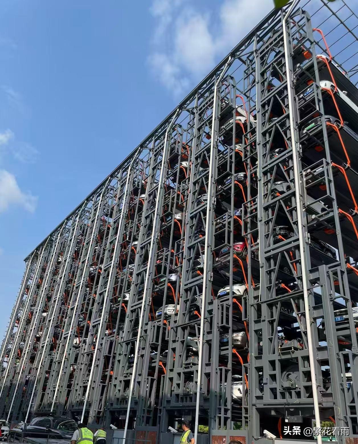 刷到一张立体停车场的图片，被震撼到了！一层一层的车位上整齐地停满了车，像一个个小