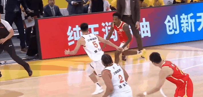 上海开始打人了，崔晓龙直接掀翻小巴里布朗吃到违体犯规，这一下很危险




上海