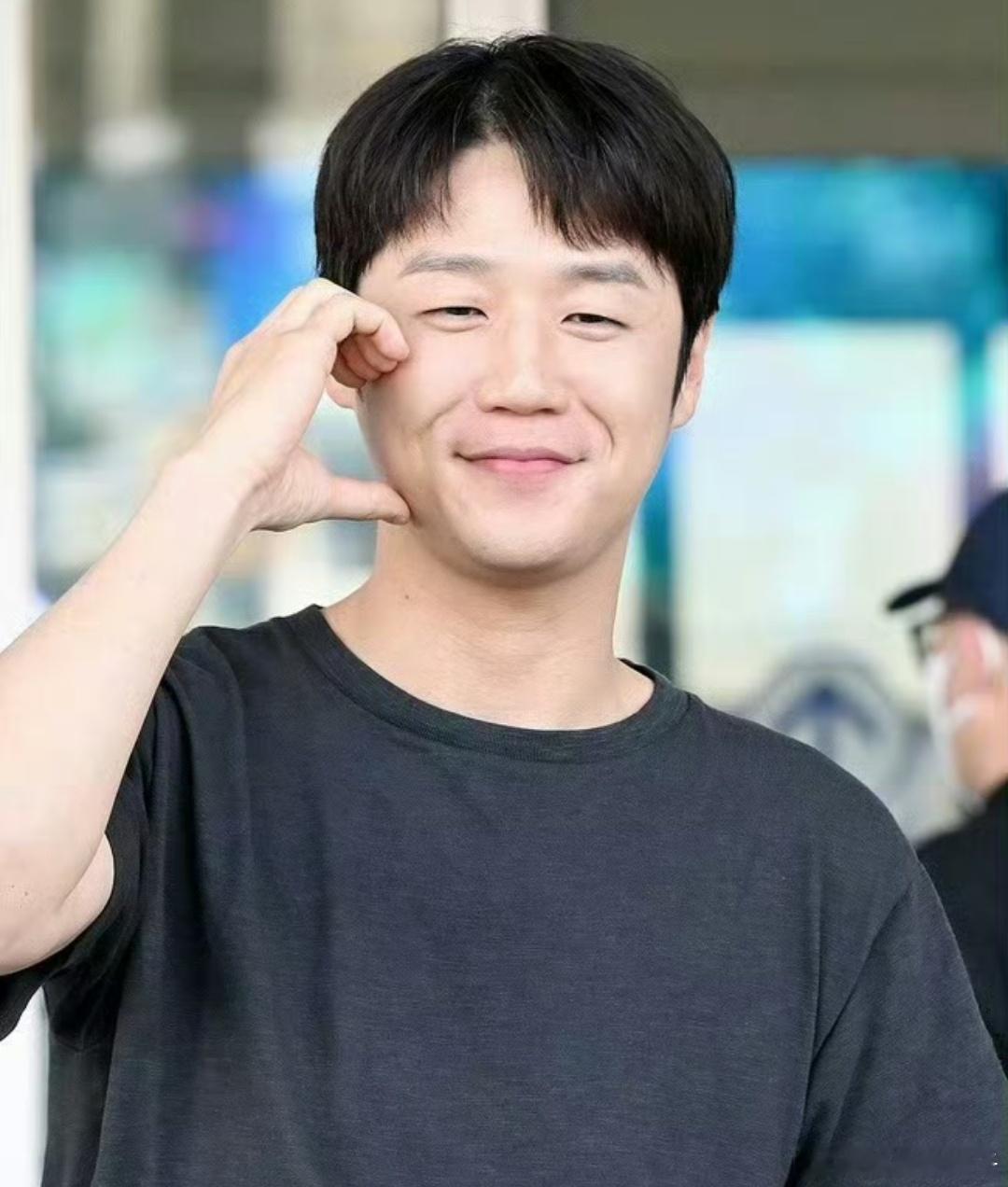 韩国现在最火的男演员乍一看长得有点像杜海涛，仔细一看杜海涛比他可爱哈哈哈 ​​​