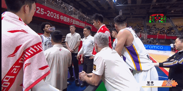 北京北控这个工作人员挺有意思的，看到有镜头拍北京北控主教练张庆鹏在给队员训话，马