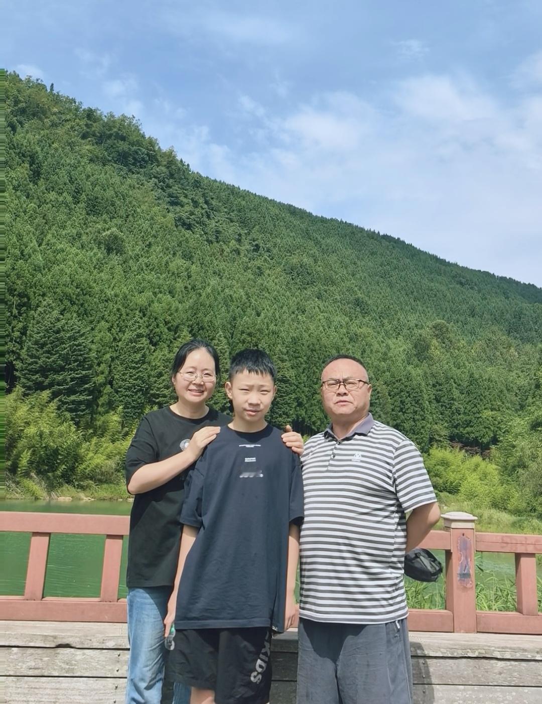 青山苍翠，碧水含情。今天，是祖国母亲的生日！   
     清晨，我和妻子领着
