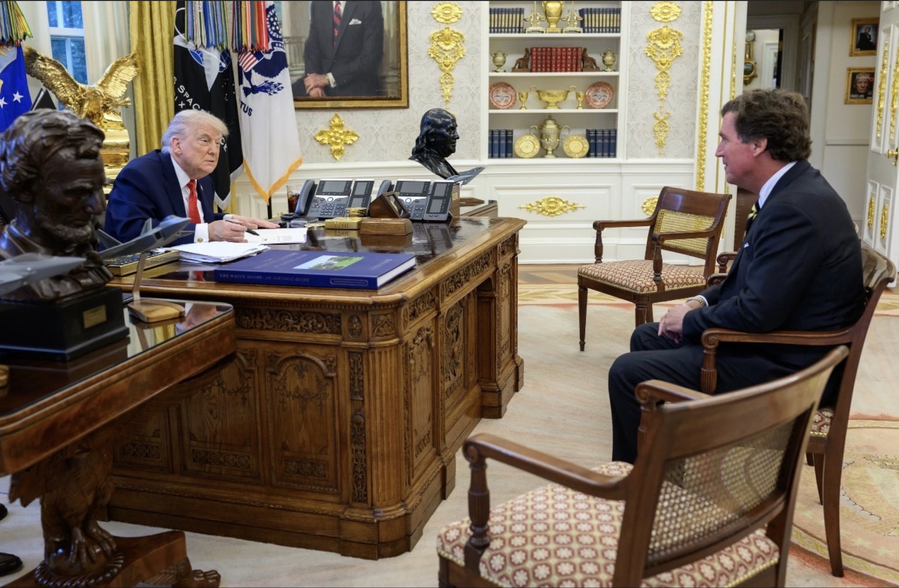 媒体人塔克·卡尔森在椭圆形办公室会晤了总统特朗普。何天恩