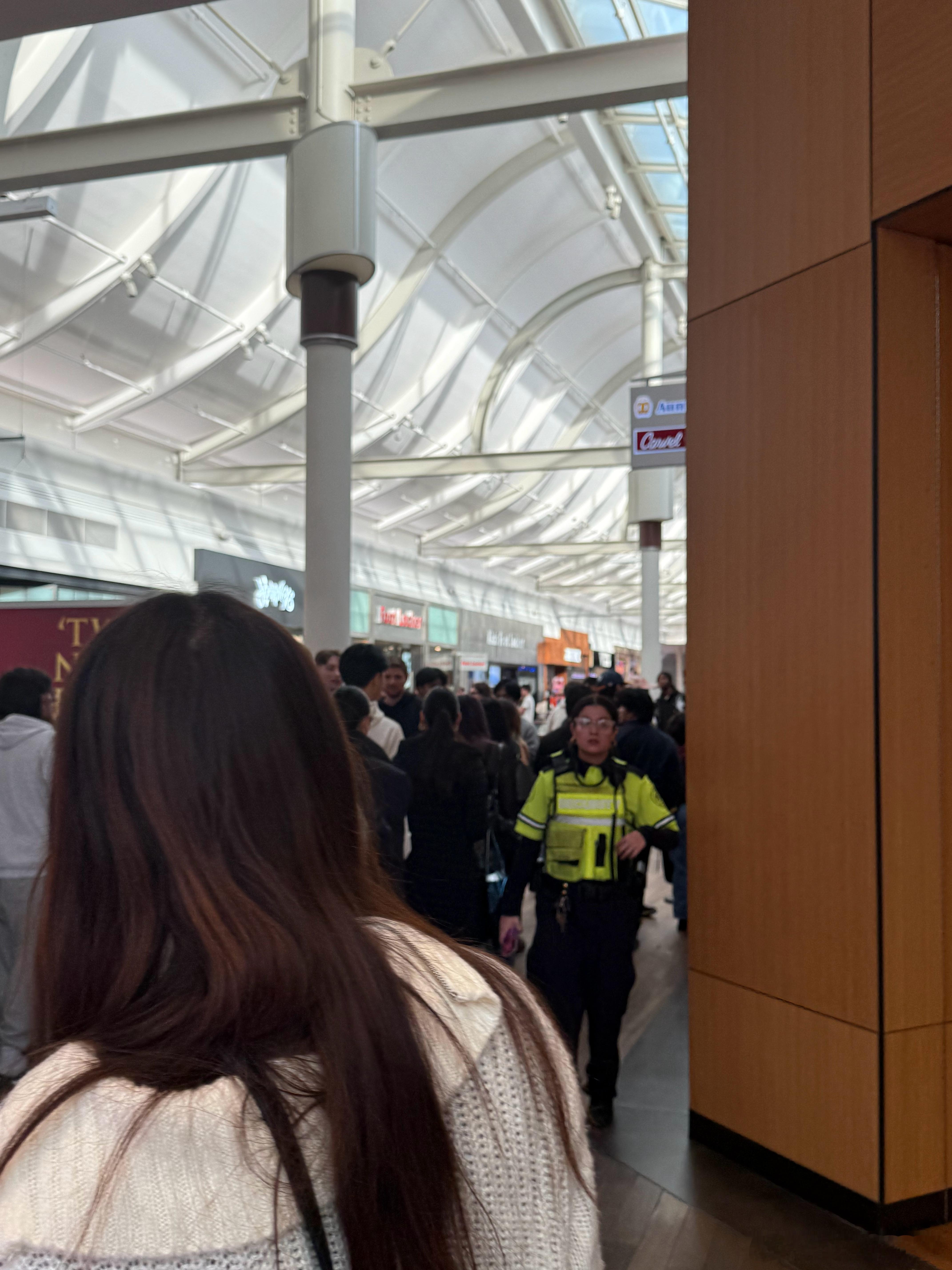 今天，黑五，中午11:30出门去Natick Mall，一下高速就堵上了，然后花