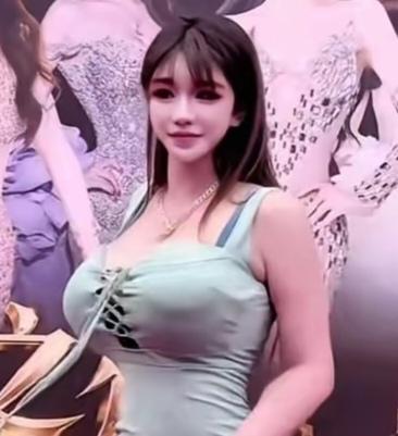 罗云琦，这位胸模大赛的冠军，她的美如同一颗璀璨的星辰，在模特的世界里熠熠生辉。